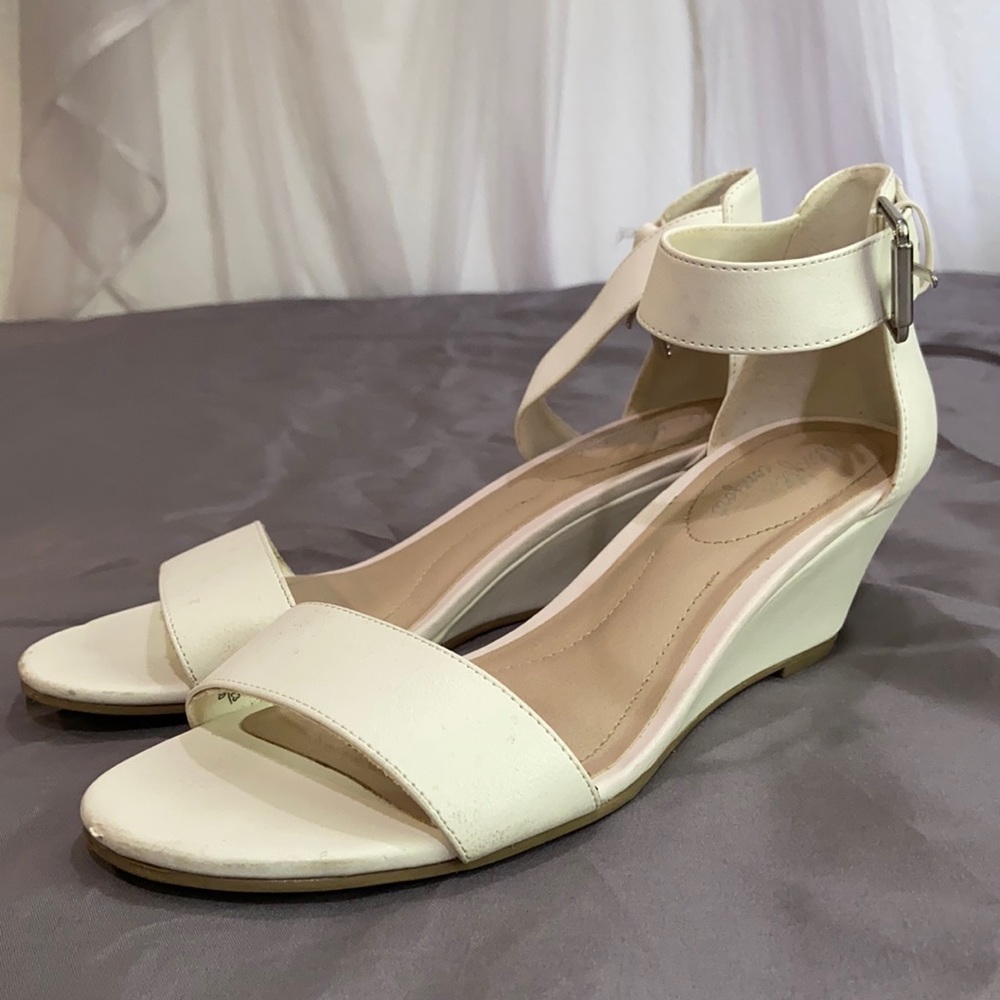 Comfort fit white wedges